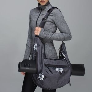 LULULEMON Resolution Hobo Atomic Flower Silver Spoon Black/ Deep Coal Bag